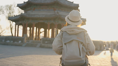 年轻女子在颐和园旅游