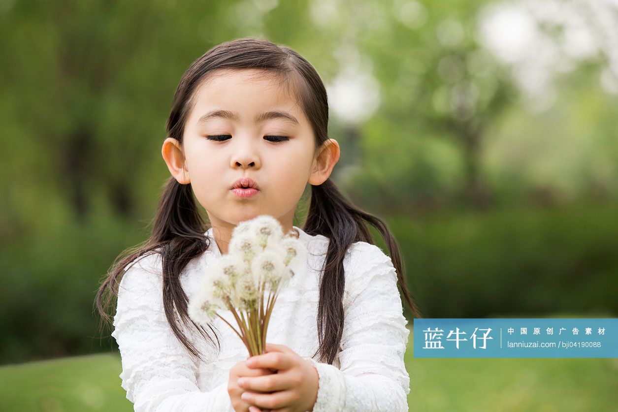 吹蒲公英的小女孩