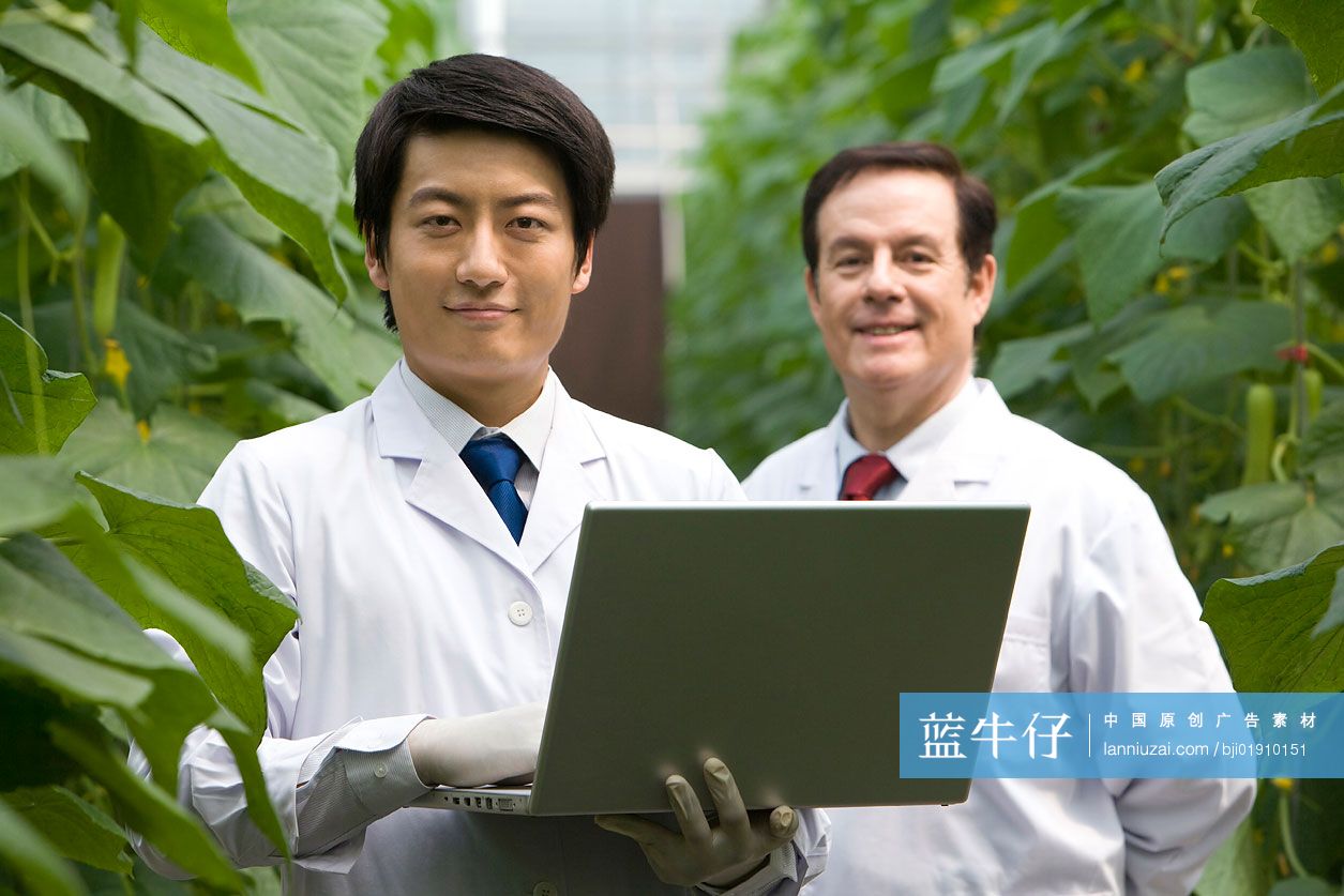 农艺师在现代农庄做科学研究