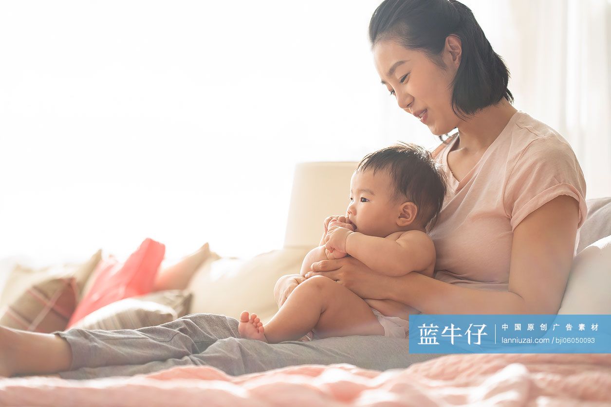 年轻的母亲照顾婴儿