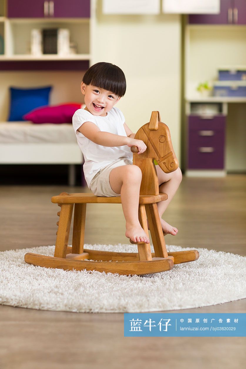 小女孩骑木马椅
