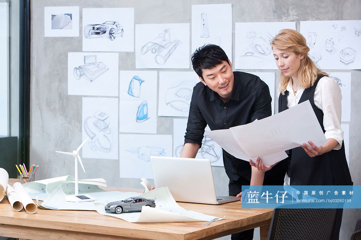 设计师查看图纸