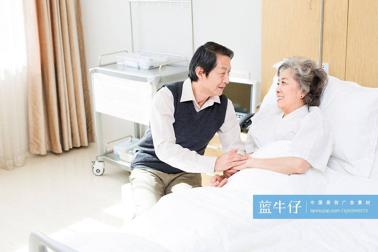 病房里的老年夫妇
