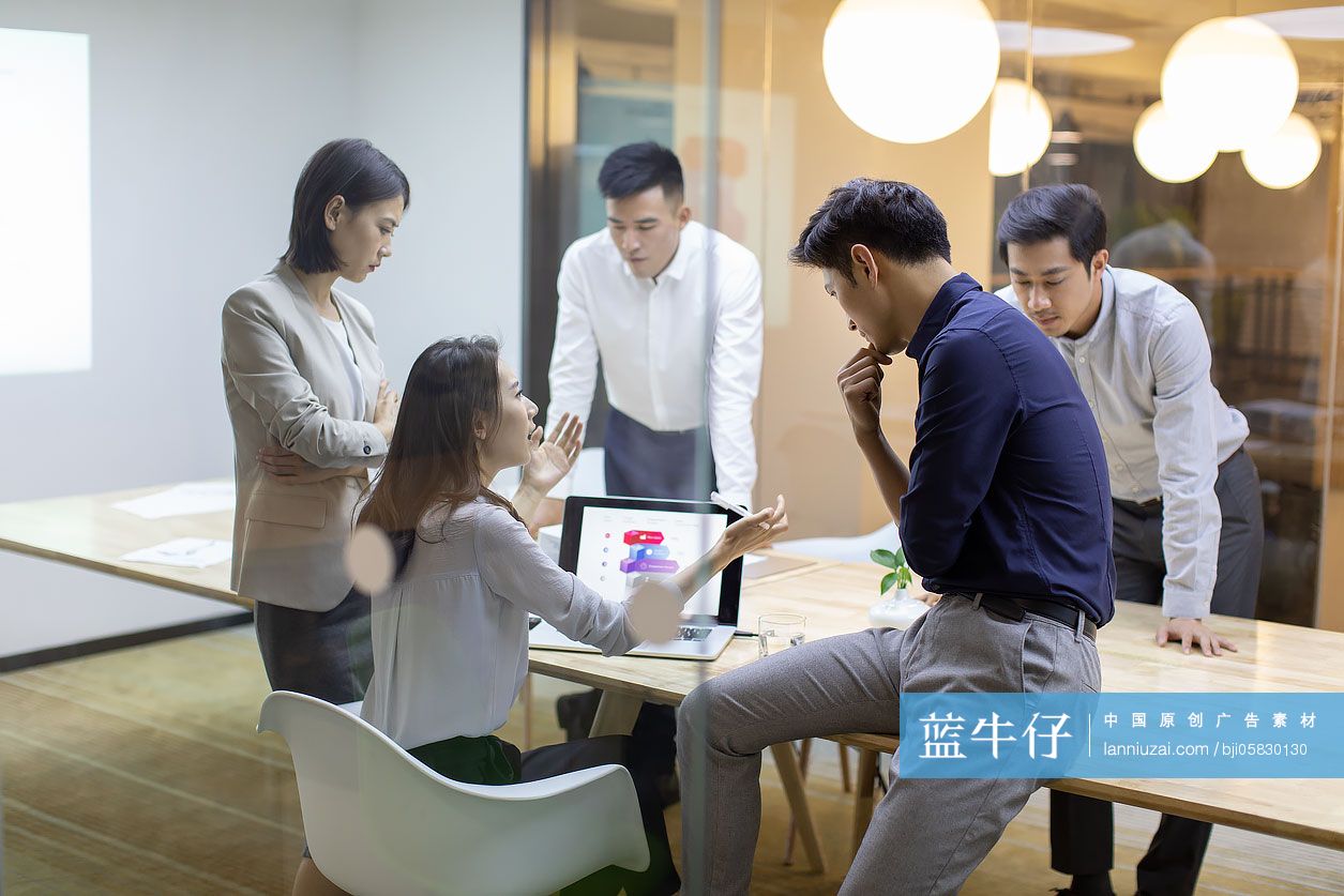 商务人士在会议室讨论