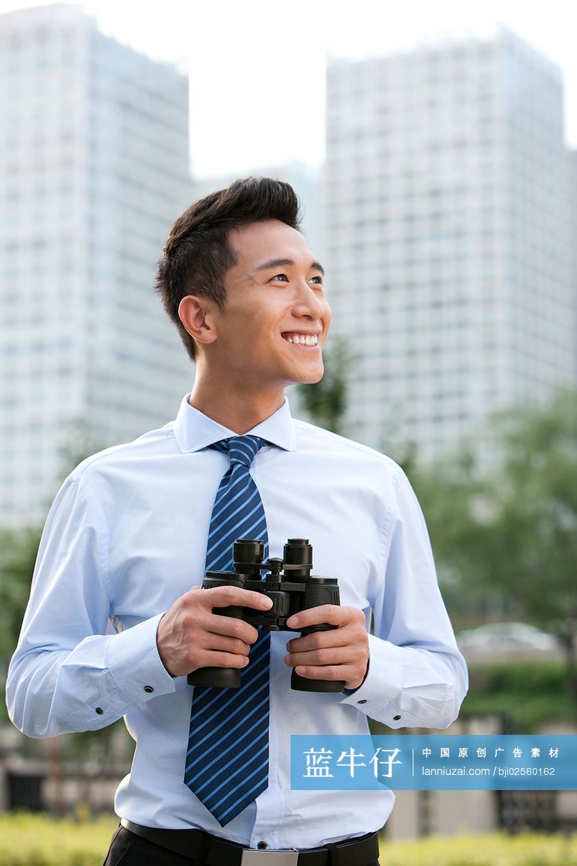 商务人士和望远镜