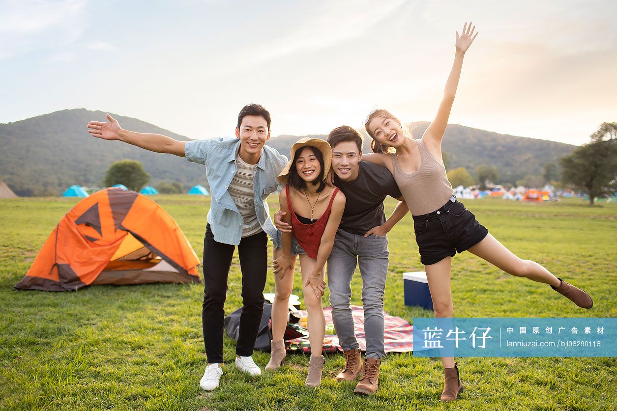 快乐的年轻朋友在户外野餐