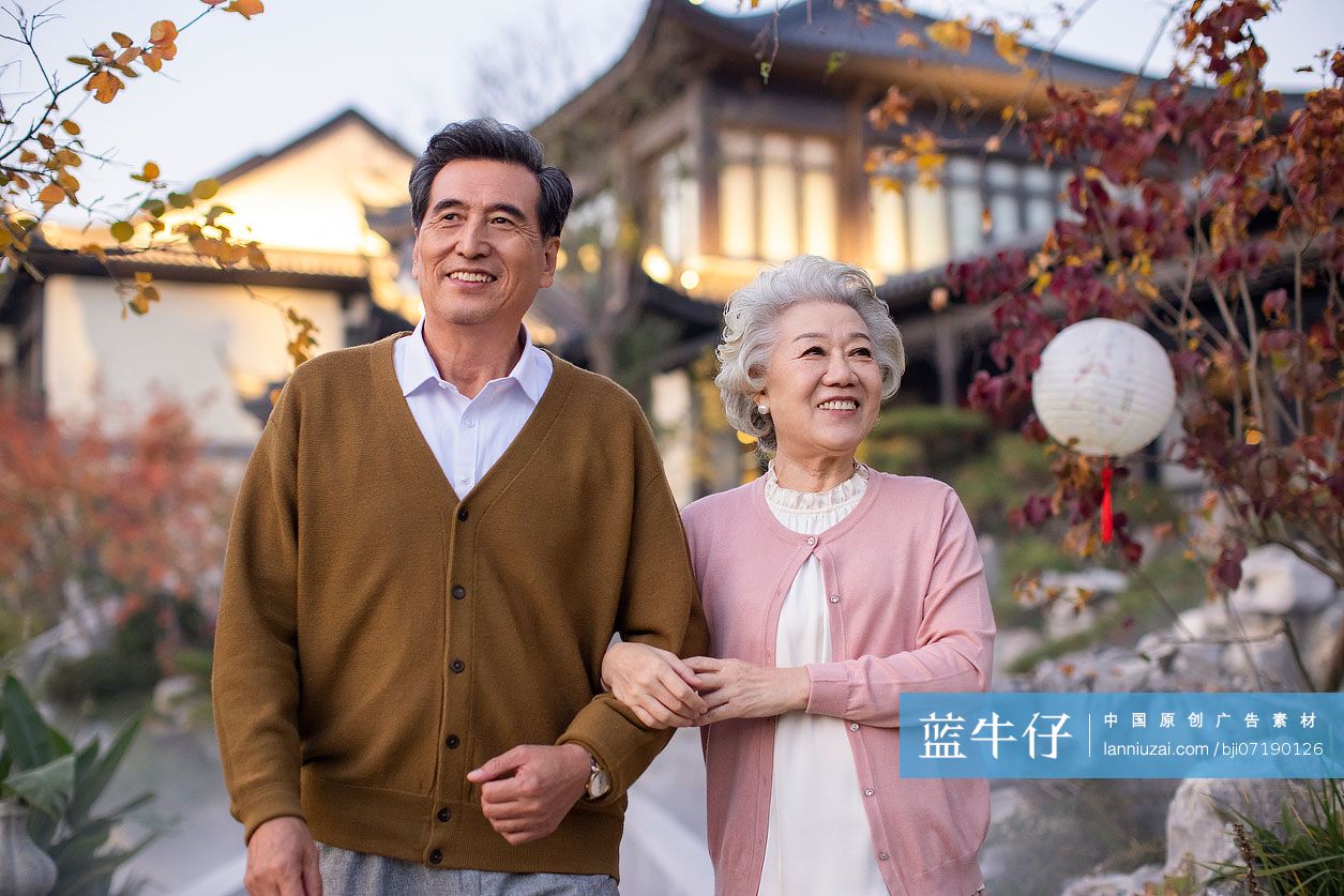 老年夫妻逛公园