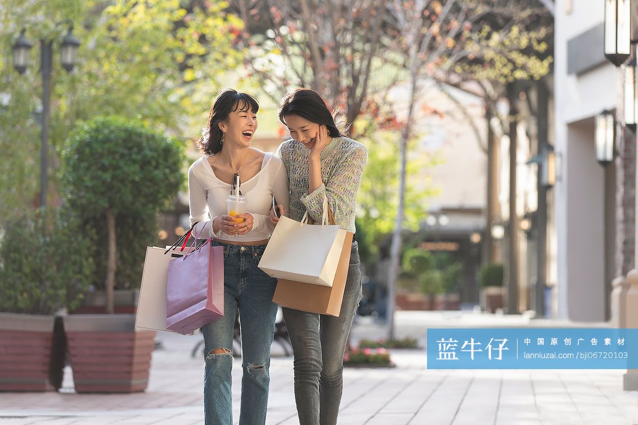 闺蜜俩一起逛街购物
