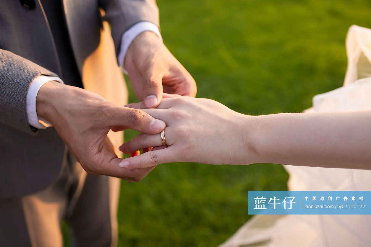 新郎给新娘戴戒指