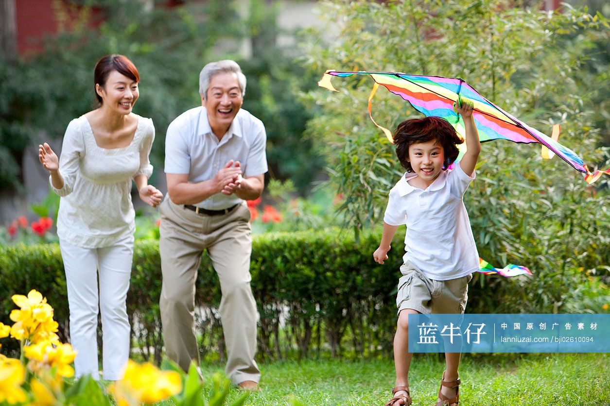 开心的祖孙三代-蓝牛仔影像-中国原创广告影像素材