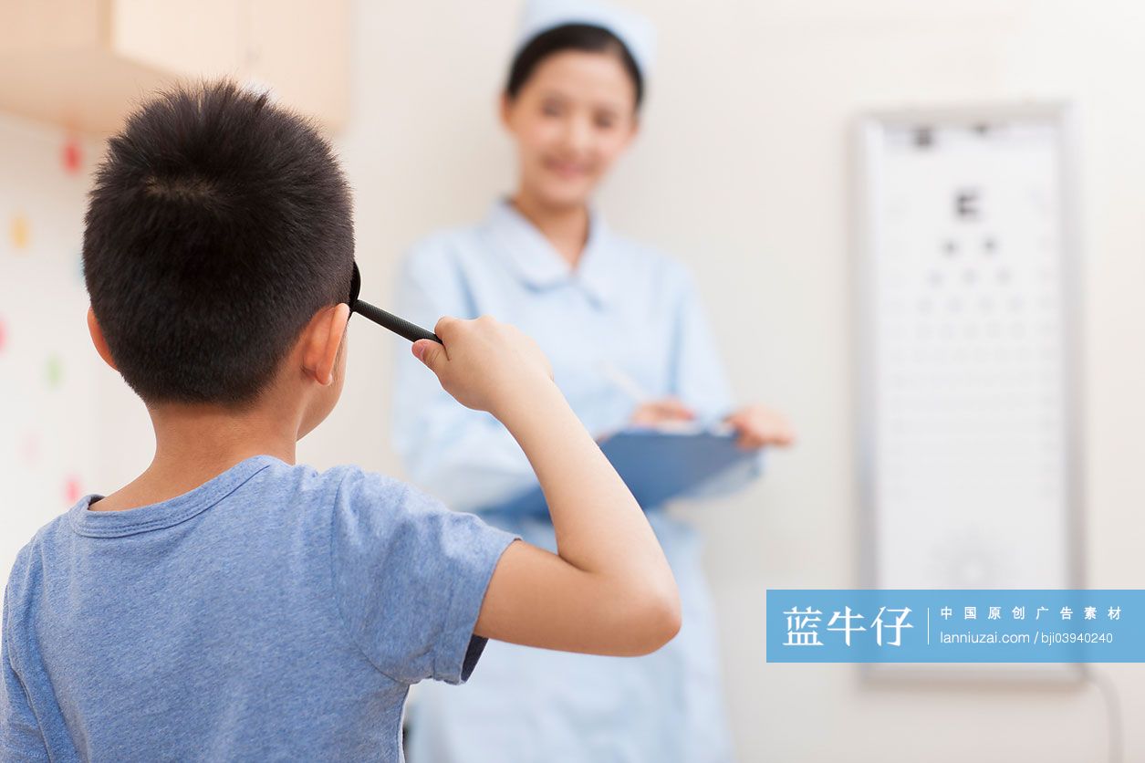 小男孩检测视力