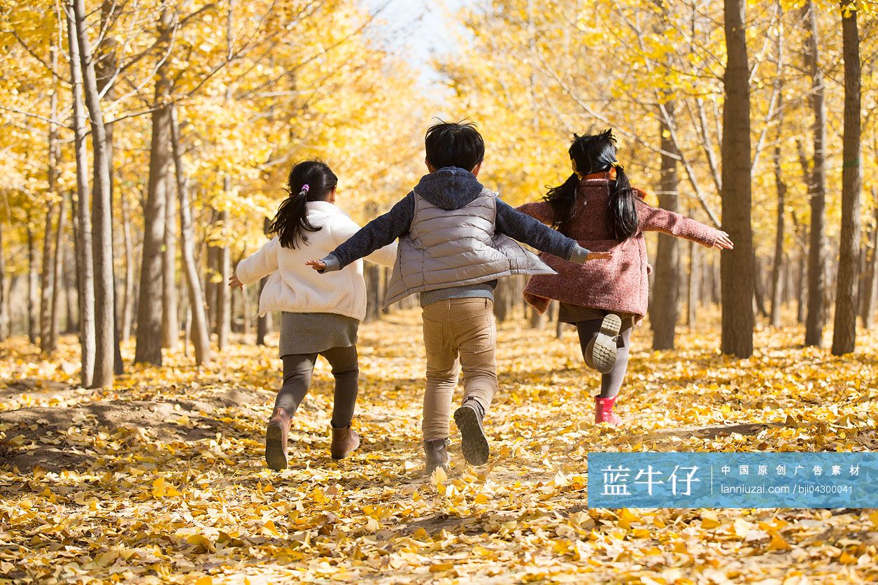 三个小孩在秋日的树林里奔跑-蓝牛仔影像-中国原创广告影像素材