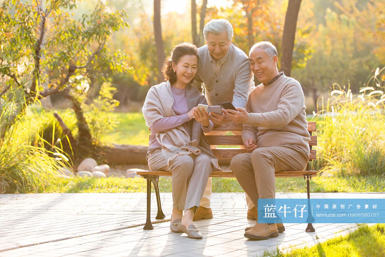 老年人在公园使用手机-蓝牛仔影像-中国原创广告影像素材