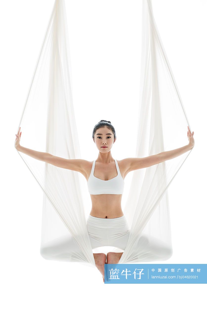 年轻女子练习空中瑜伽