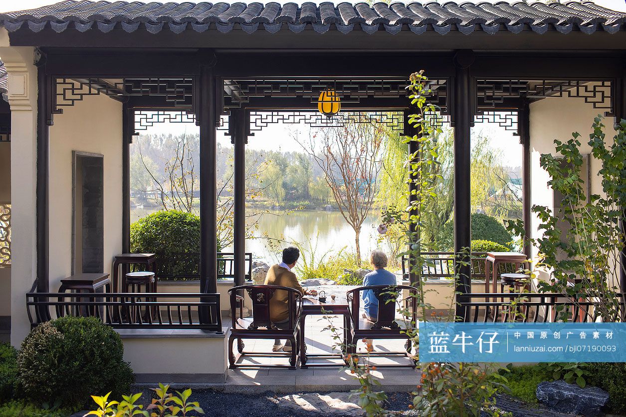 老年夫妻逛公园