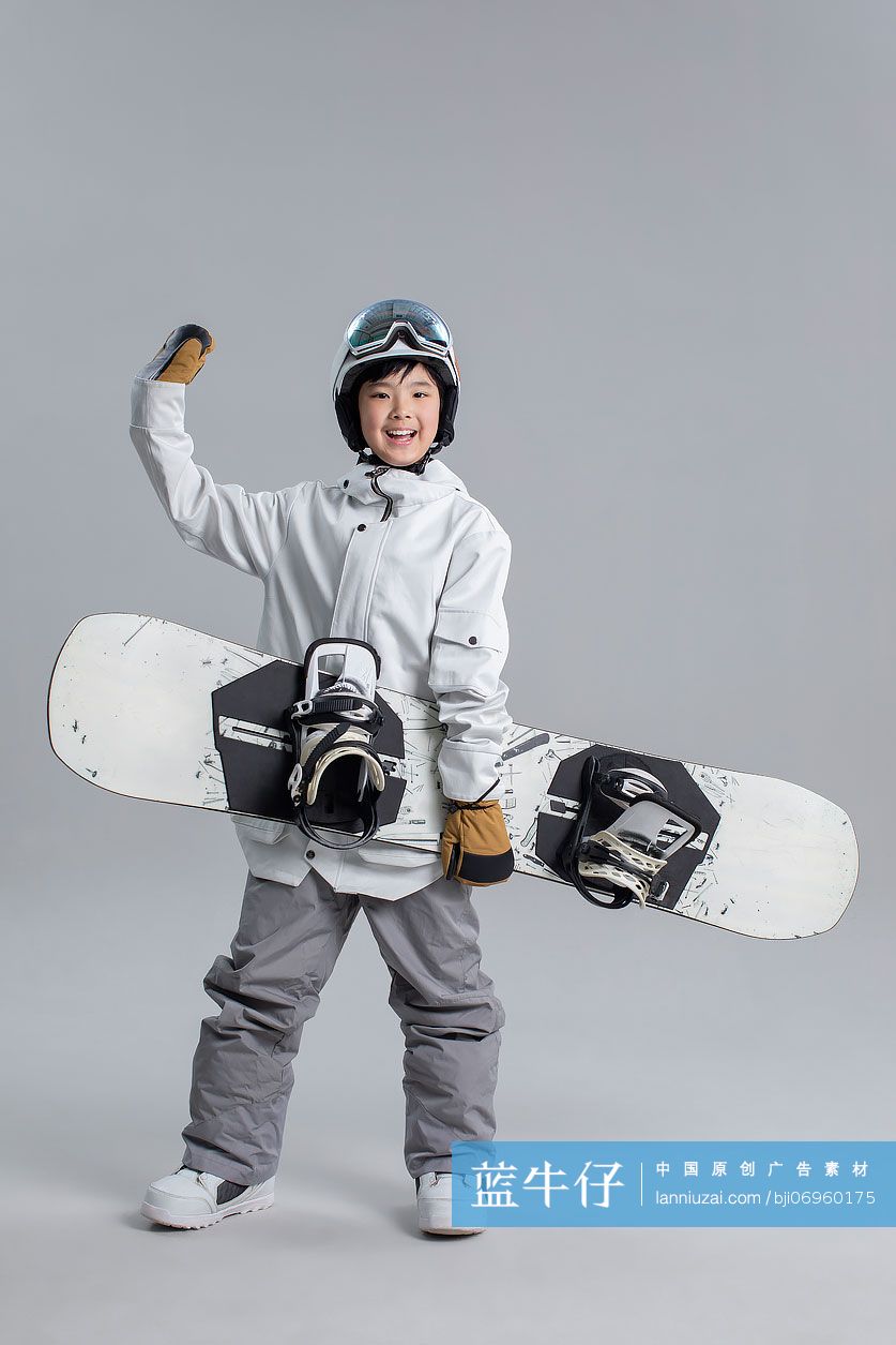 快乐的男孩滑雪