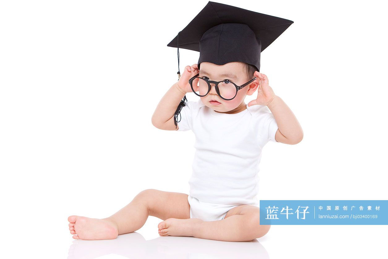 戴着博士帽和眼镜的男婴