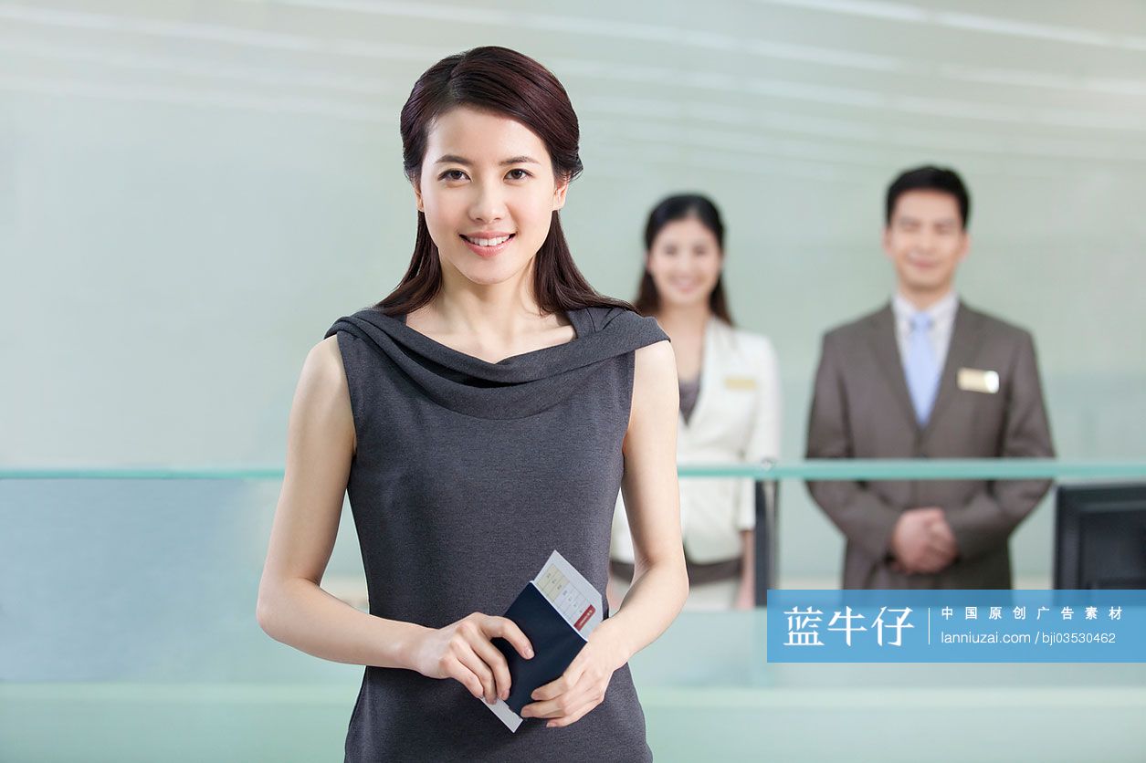 商务女性在前台-蓝牛仔影像-中国原创广告影像素材