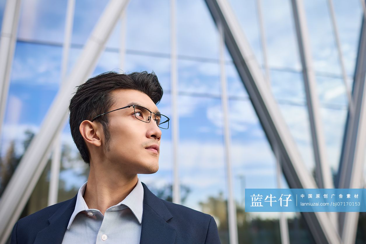 青年商务男士看远方