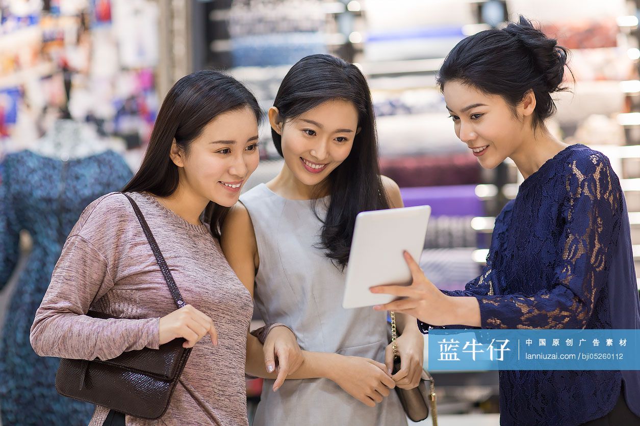 服装店店主帮助顾客挑选衣服