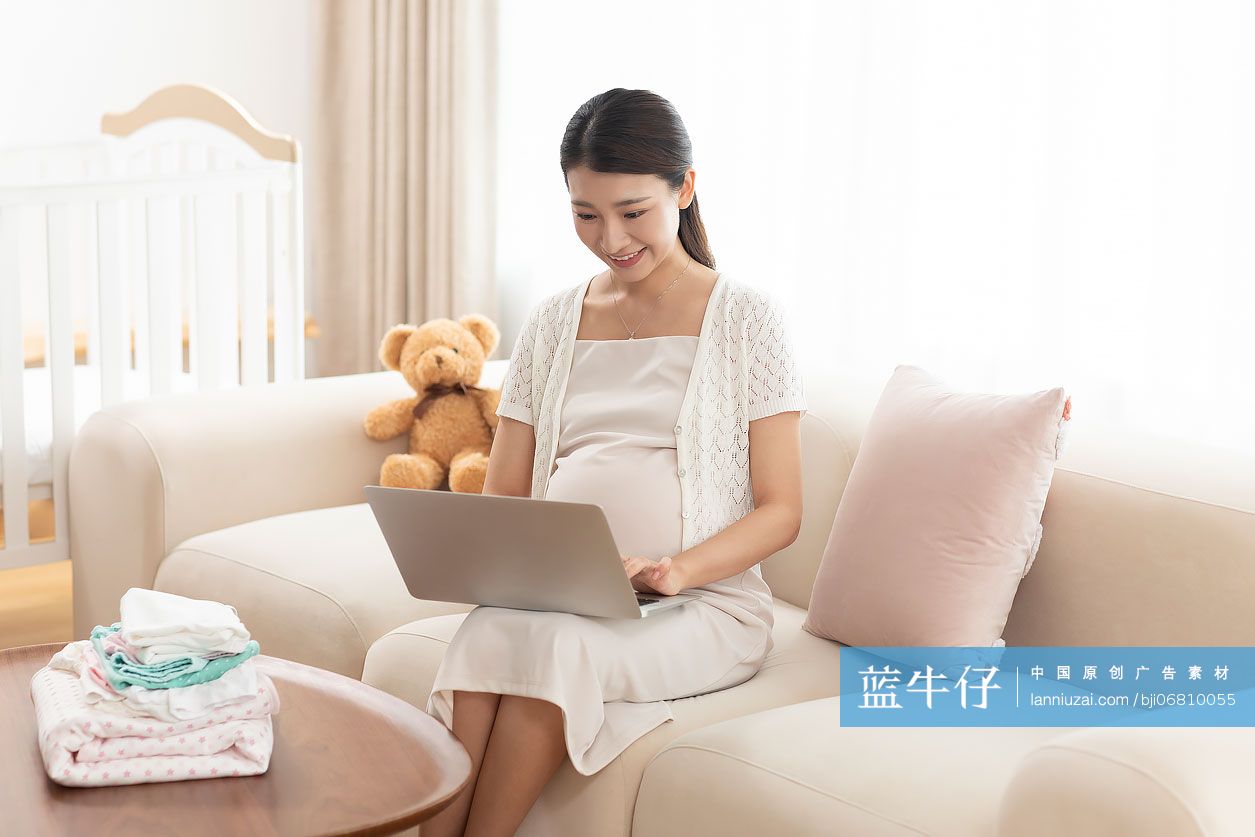 年轻孕妇网上购买宝宝衣服