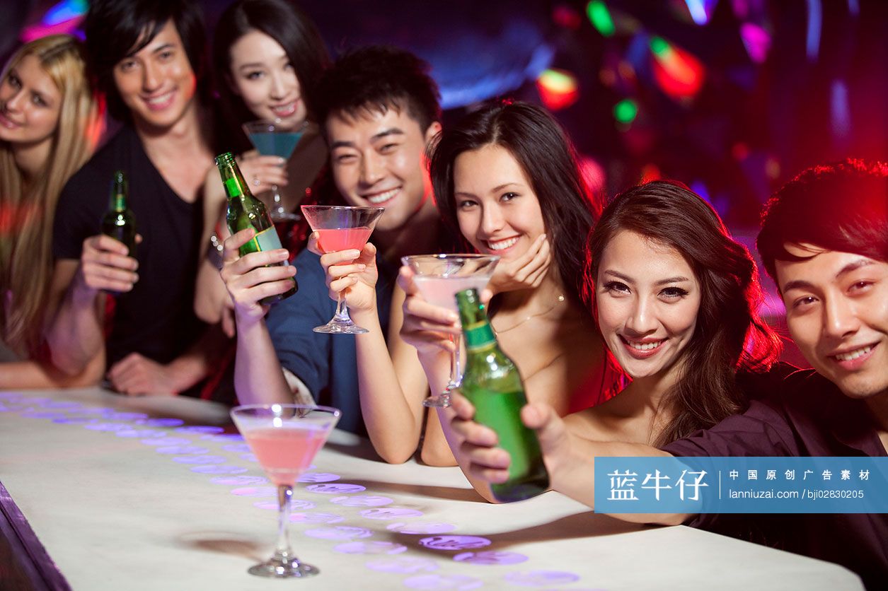 时尚年轻人在酒吧