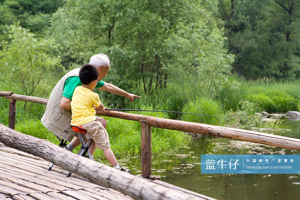 爷孙俩野外钓鱼