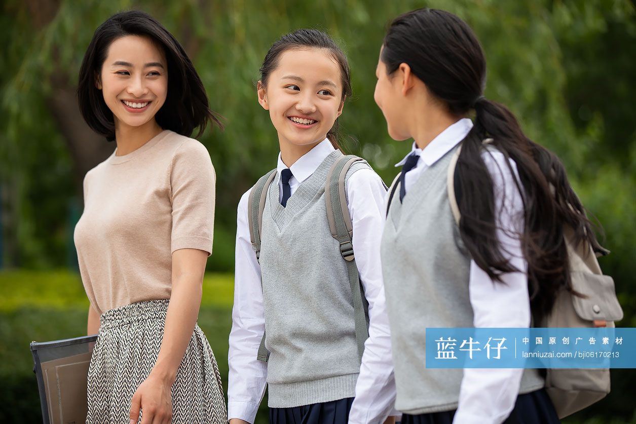 老师和学生在校园里谈话