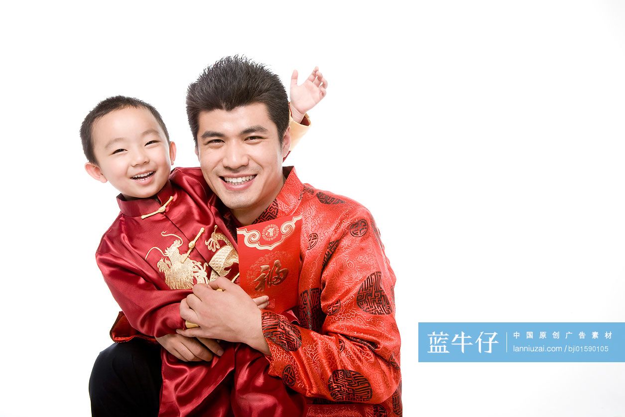 穿着唐装的父子合影