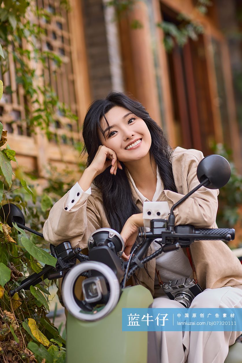 快乐的年轻女性骑共享电动车