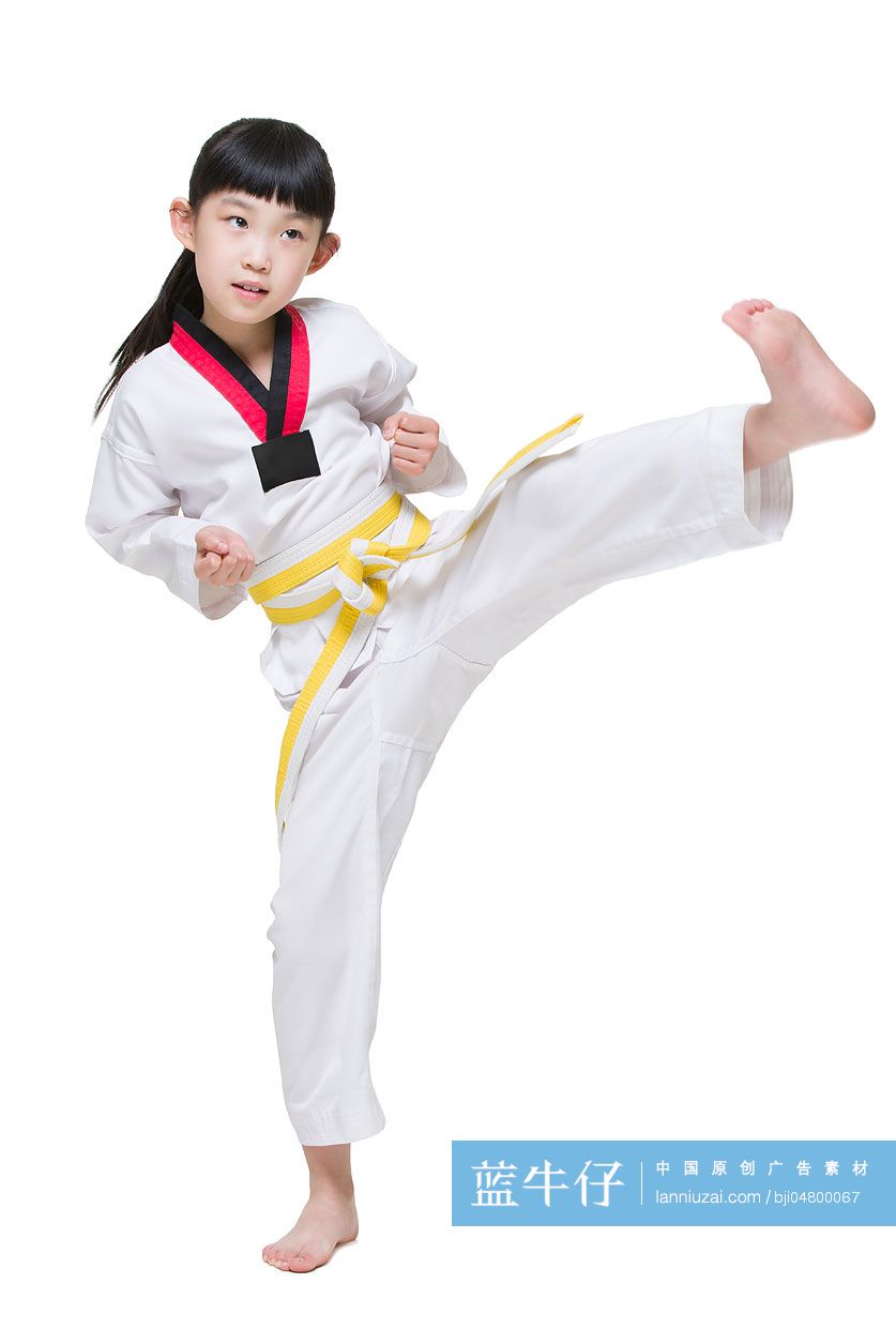 可爱的小女孩练跆拳道