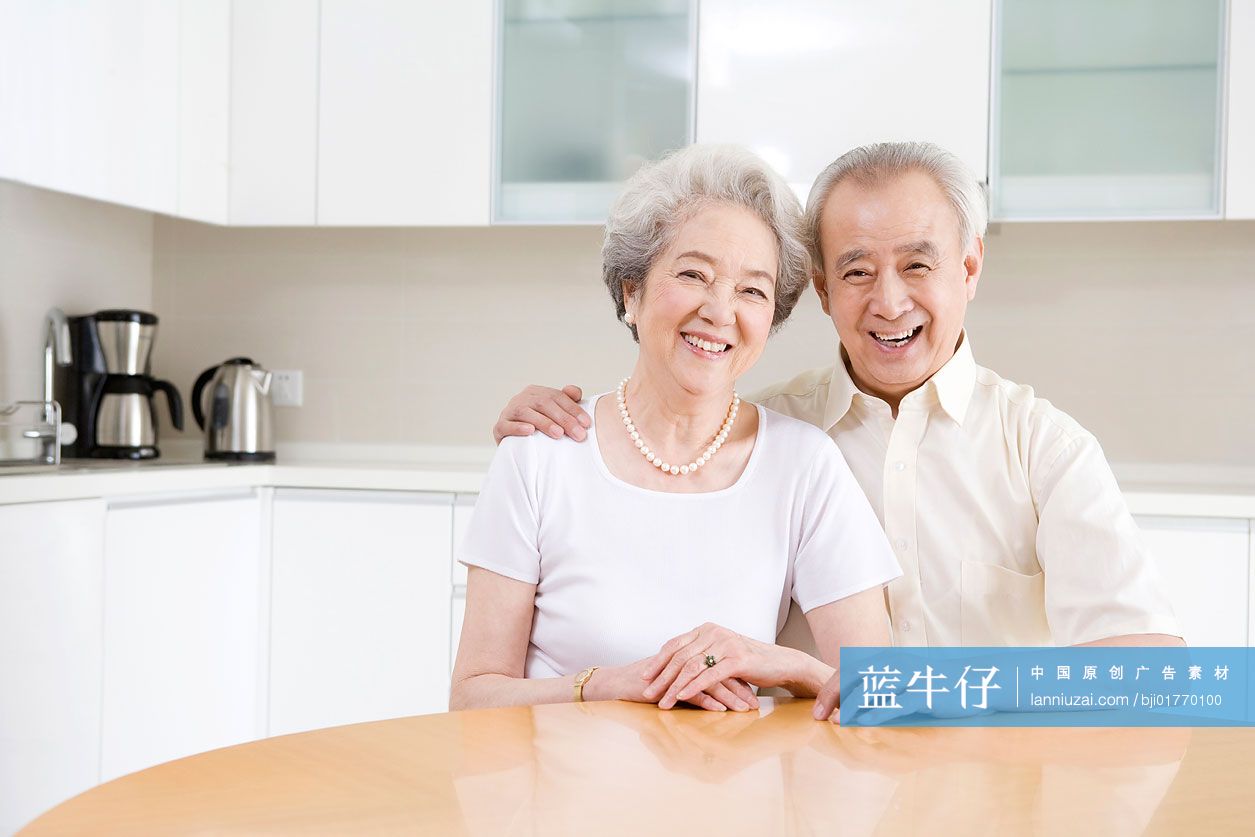 爷爷奶奶对着镜头微笑