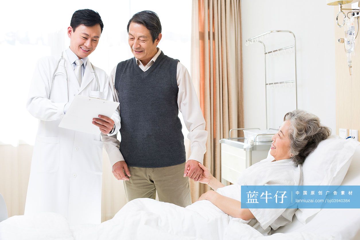 大夫给病人检查身体-蓝牛仔影像-中国原创广告影像素材