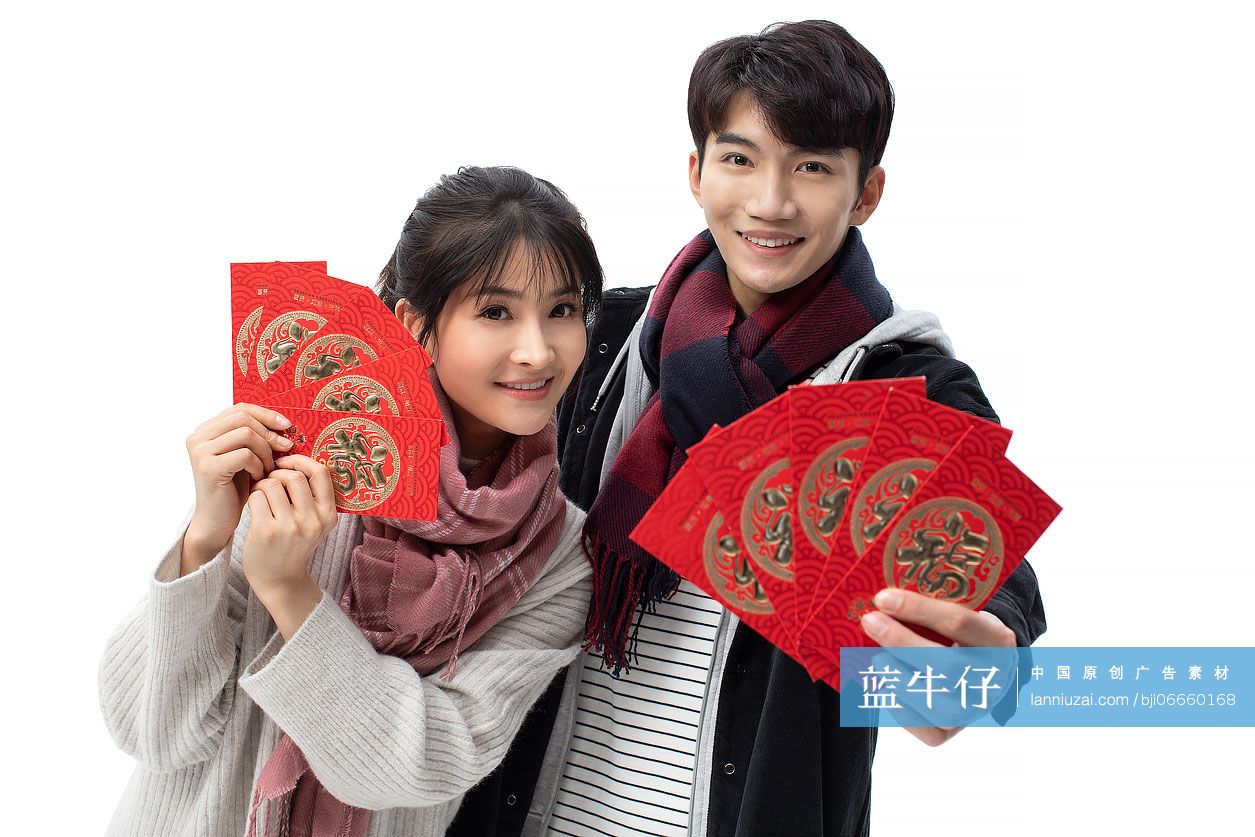 快乐的年轻情侣手拿新年红包