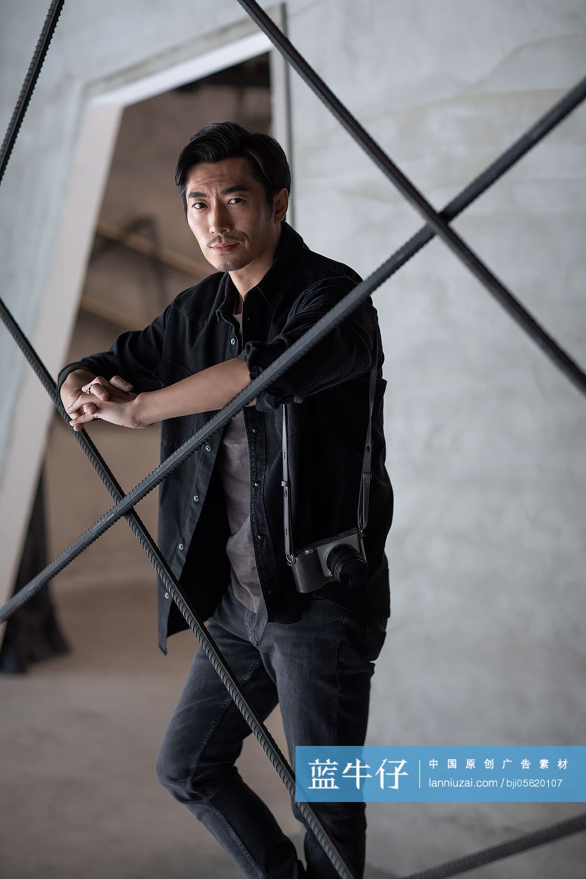 职业摄影师在工作室