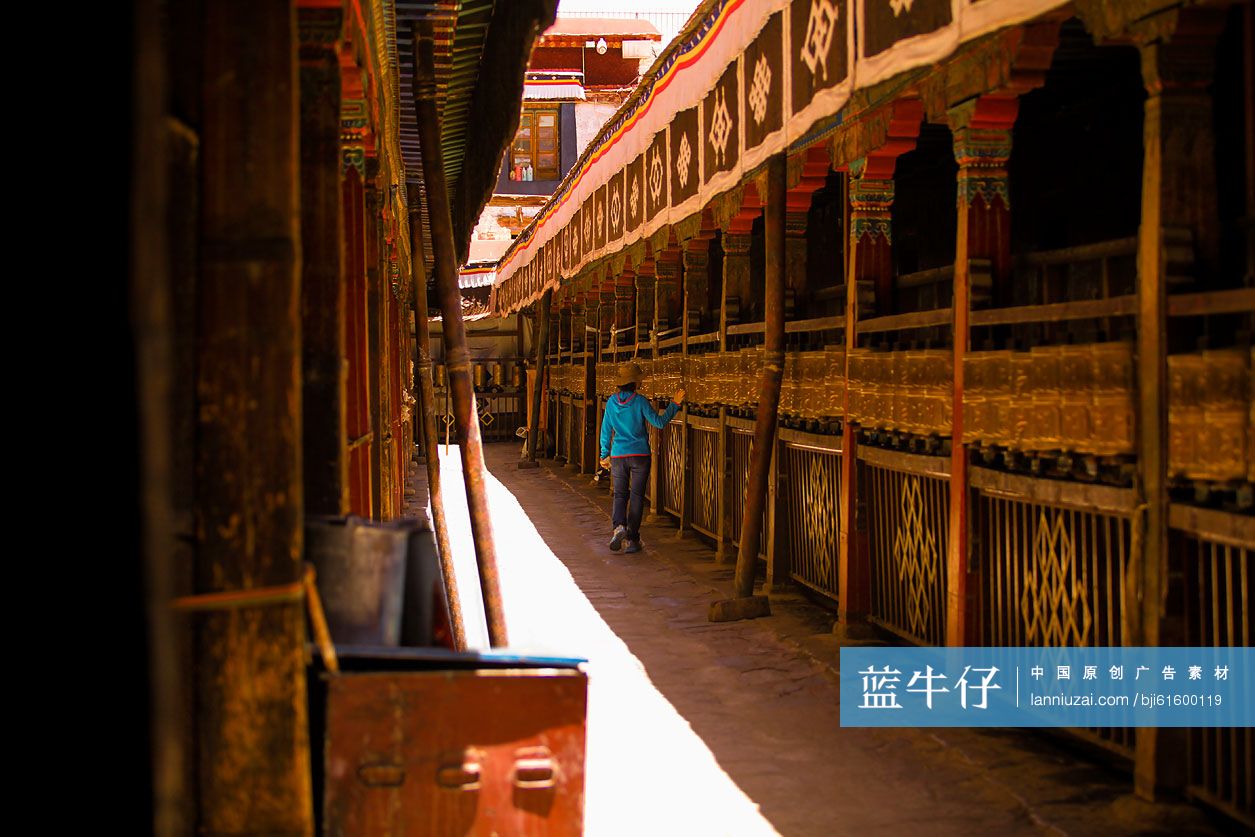 游客转动大昭寺里的转经筒