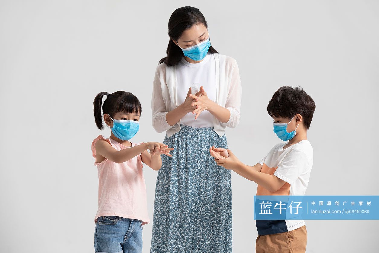 妈妈教孩子用免洗洗手液消毒