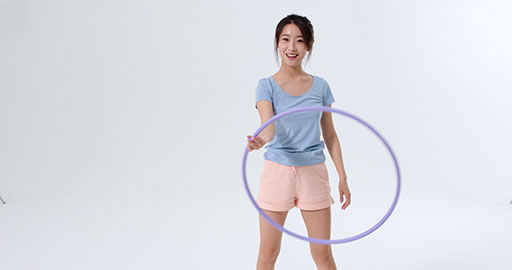 快乐的年轻女子玩转呼啦圈