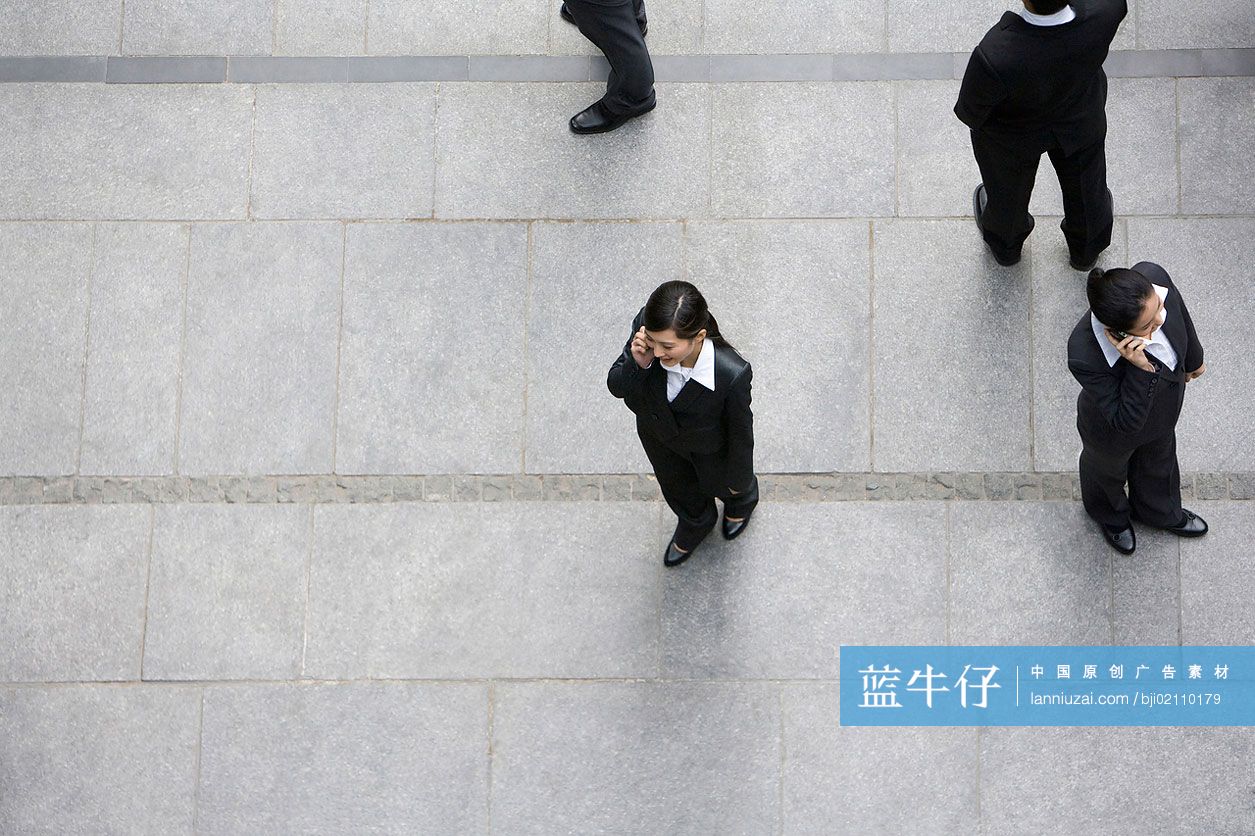 俯拍商务人士打电话