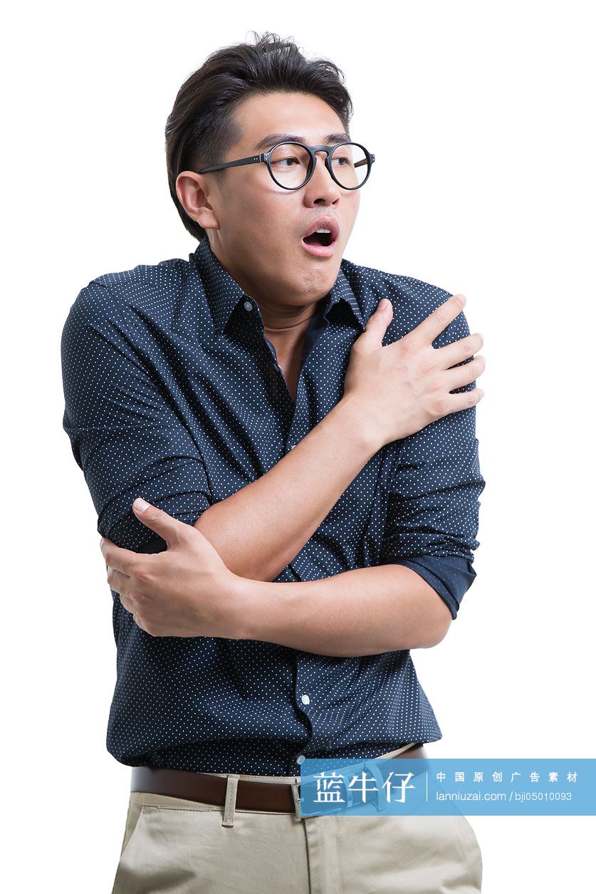 年轻男子冷的发抖