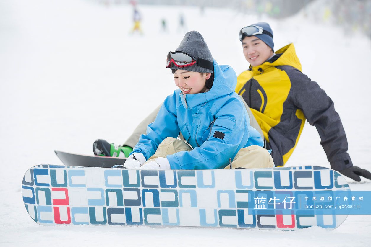 年轻情侣和滑雪板