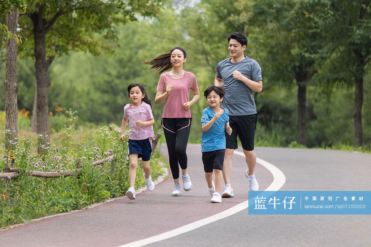 一家人在公园晨跑