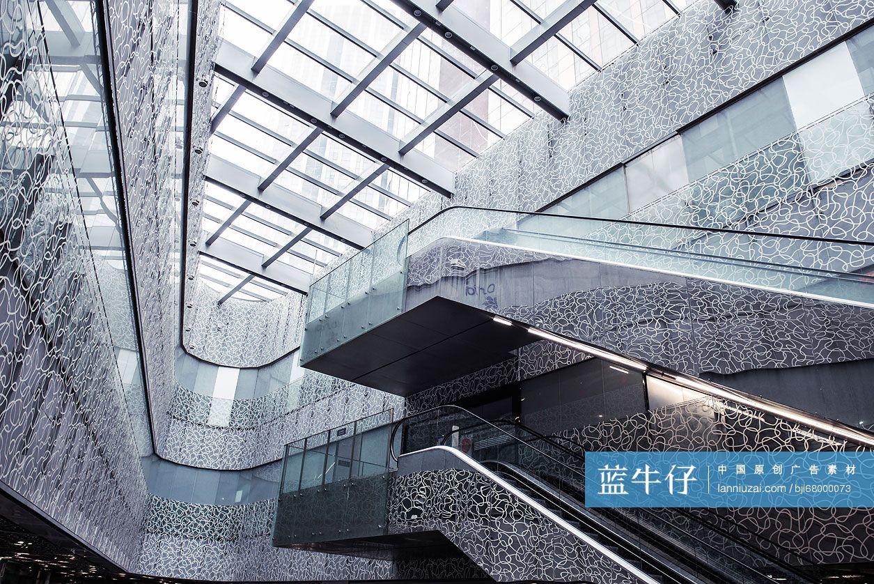 现代建筑内的自动扶梯