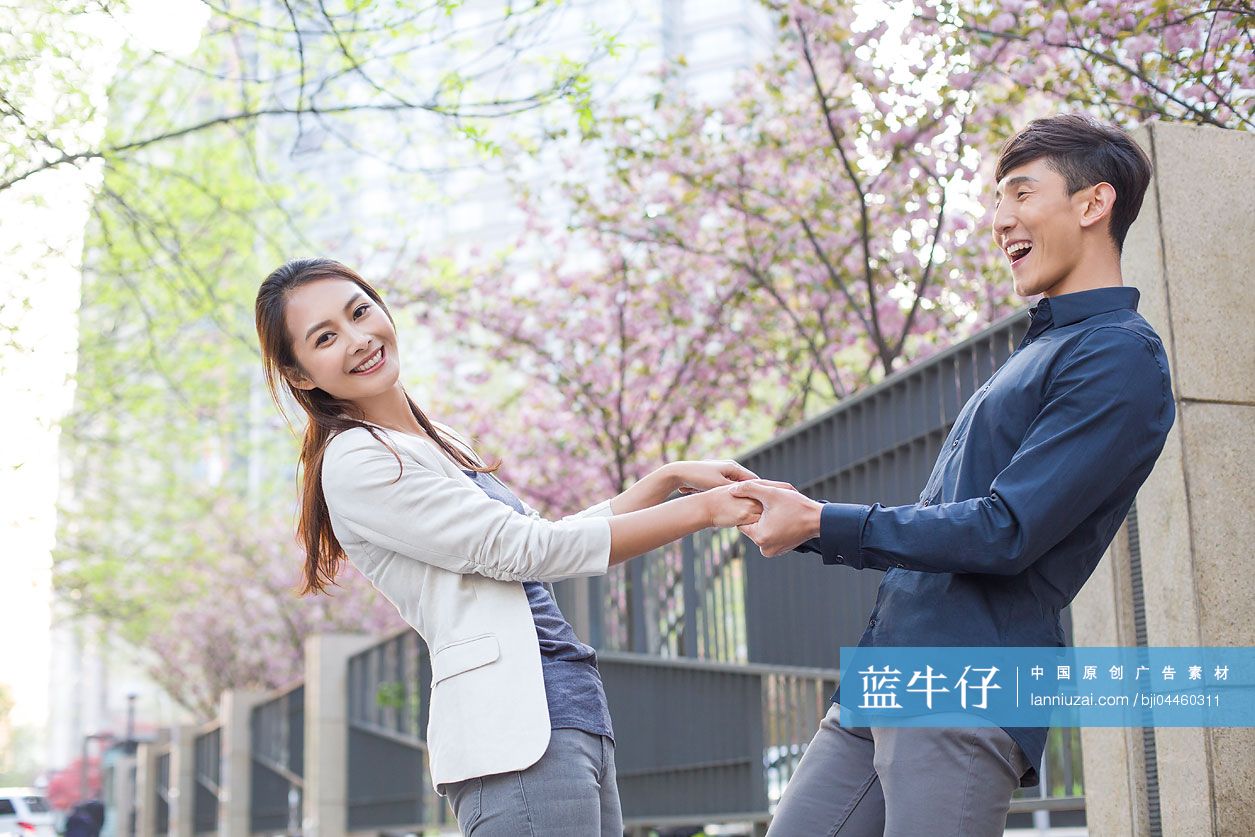 年轻情侣手拉手散步-蓝牛仔影像-中国原创广告影像素材