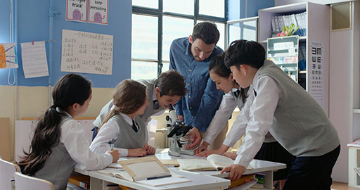 学生在教室使用显微镜