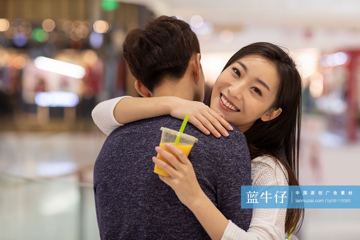 快乐的年轻情侣在商场约会