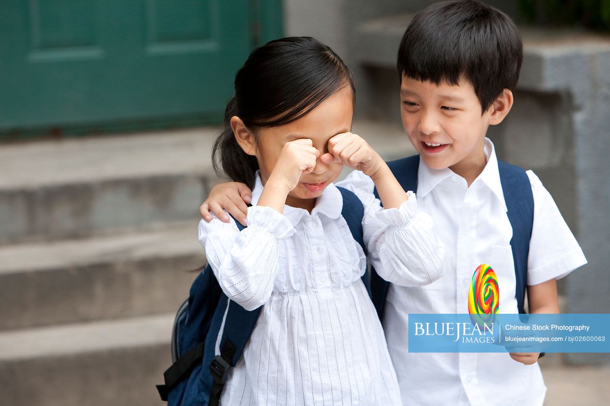 Consoling a Chinese friend-High-res stock photo for download