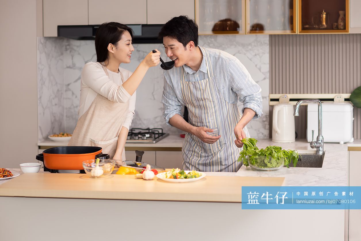 夫妻俩在家做饭