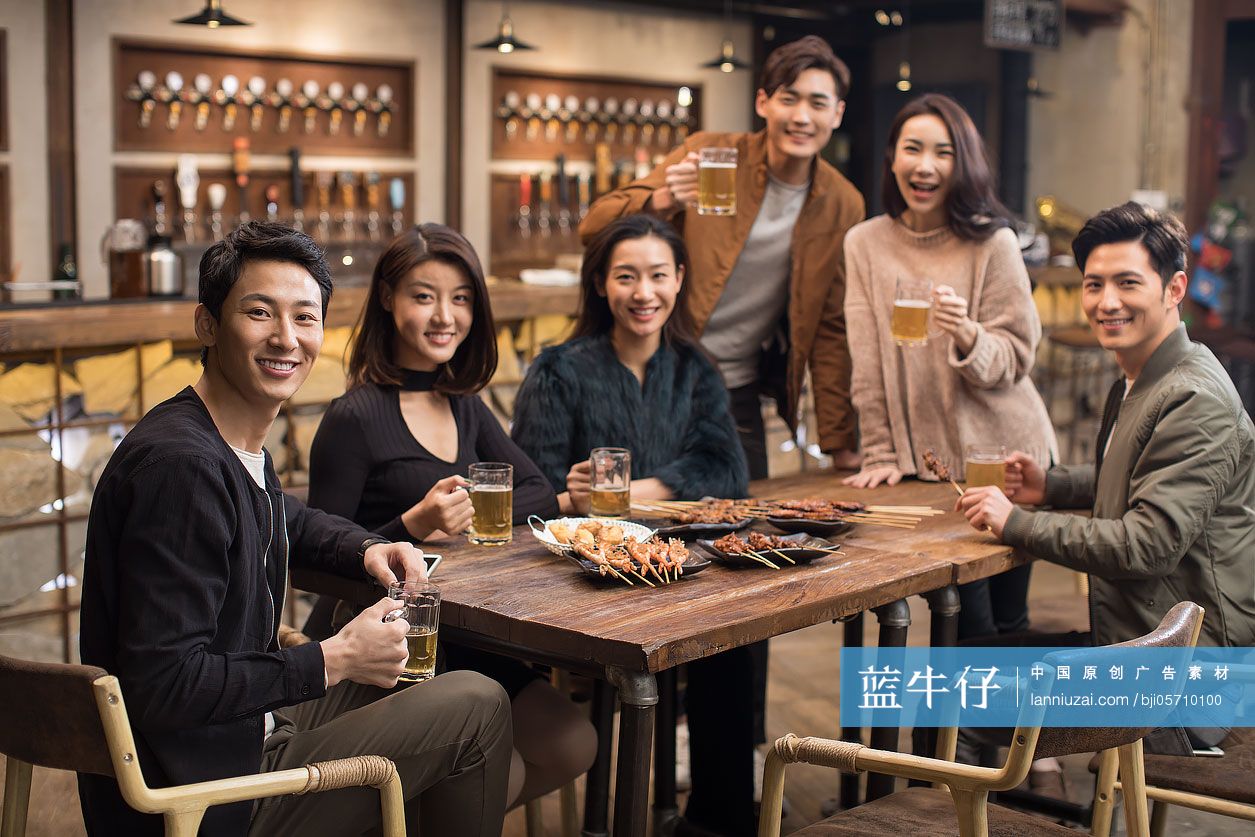 快乐的朋友们在酒吧喝酒聊天