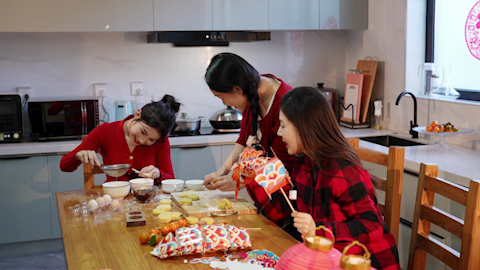 年轻朋友们自制月饼庆祝节日